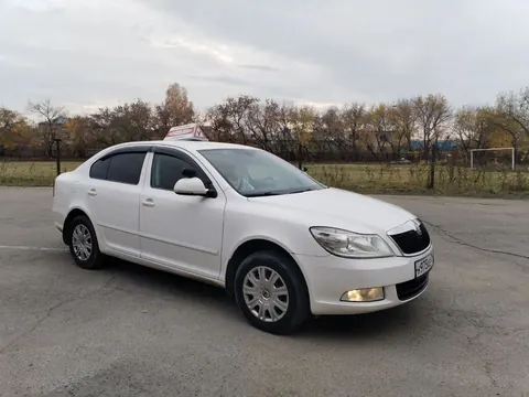 Белый учебный седан на площадке для вождения