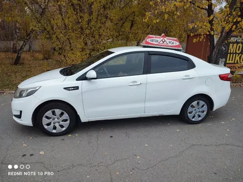 Белый учебный автомобиль, вид сбоку