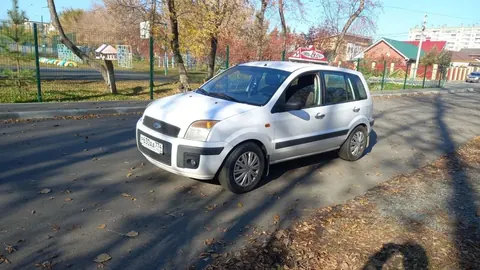 Компактный учебный автомобиль на площадке