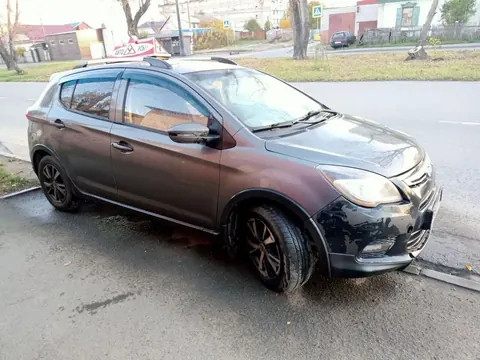Учебный хетчбэк со знаком автошколы